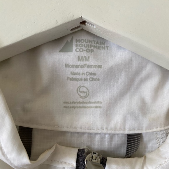 MEC Lightweight Jacket, White w/ Rear Pocket - Picture 5 of 6